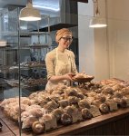 komeko88の工房と、店内に立つ原田さん