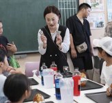キッズワークで人気が高いバーテンダー体験。ジュースやシロップを使ってノンアルコールカクテルをつくる