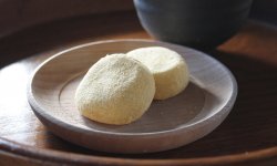 こしあんを薄い餅皮で包み、きな粉をまぶした二軒茶屋餅。とてもやわらかく、手づかみで食べるのが良い