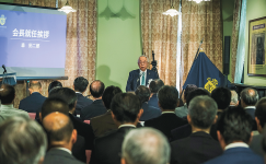 設立総会であいさつする森会頭