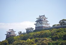 平戸海峡を望む丘の上にそびえ立つ平戸城