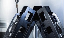 ミクロン単位の高度な加工ができる機械を使い製品化されるブレード。プログラム化され、高い再現性を誇る