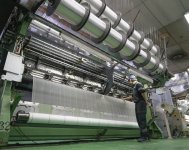 産業用ネットを製造するラッセル編網機