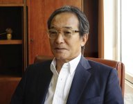 元日本リーグサッカー選手の福井社長。試合をより盛り上げようと、色の規定がなかったゴールネットを、名古屋グランパスエイトのグランパスレッドや、ジュビロ磐田のサックスブルーなど、チームカラーに染めたアイデアマンでもある