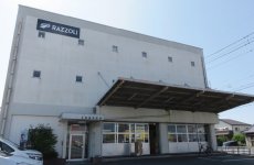 自社ブランドロゴを掲げた本社社屋