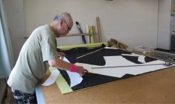 OEMのメンズジャンパーの裁断を行うベテラン社員