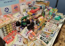 集まった多数の食品と文房具・生活用品