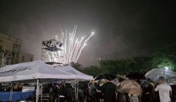 2025年度の夏まつりはあいにく雨の中での開催となったが、花火の打ち上げに多くの人が集った