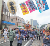 まちを練り歩く「大神輿巡行」