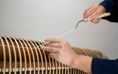 竹ひごを糸で結わいていく伝統技法の「一本掛け」