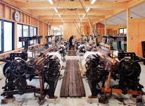 同社の前掛け工場ではトヨタ製など約100年前のシャトル織機が今も動き、独特の風合いがある生地を醸し出す