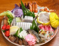 ゆず寿司などを大皿に盛り合わせた皿鉢料理
（写真提供：中芸のゆずと森林鉄道日本遺産協議会）