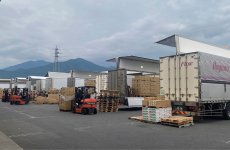 日本全国の産地から集められた青果が各地のスーパーなどへ出荷される。同社では専担チームが荷揃えした荷物を、運転手が荷台へ積む