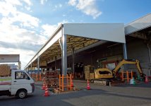 荷揃え場所を確保するため、同社は約2500万円をかけて市場内とトラック駐車場との間に大型の屋根を設置
