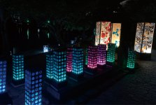 「水燈路」の様子。アーティスト作品も数多く出品され、祭りに彩りを添える