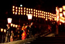 石川県金沢市の湯涌温泉では、アニメ『花咲くいろは』で描かれた祭りを再現した「ぼんぼり祭り」を毎年開催