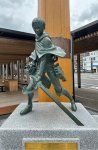 日田駅前広場に設置されたリヴァイ兵士長の銅像