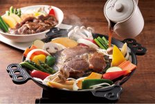 ジンギスカン用の鍋も自社開発。味付きジンギスカンは野菜もたっぷり取れる鍋料理だ
（写真提供：松尾ジンギスカン）