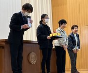 市立南部小学校にかるたを贈る小嶋会長（右から２人目）と佐藤康子副会長（右端）