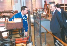 近代日本の発展を支えた繊維機械と自動車の技術の変遷を紹介した産業技術記念館を視察(11月27日・名古屋市)