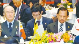 ASEAN首脳との昼食会で安倍総理のあいさつを聞く三村会頭(左)とブルネイ・ボルキア国王(12月14日)
