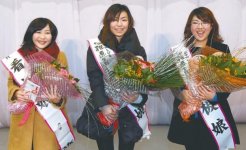 (左から)「看板娘」の準グランプリの佐藤真未さん、グランプリの渡辺綾子さん、準グランプリの遠藤望さん
