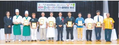 松本市長(中央)と受賞者たち