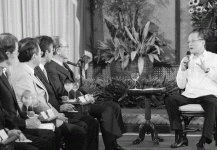 アキノ大統領（右）と会談する三村会頭らミッション代表（2月5日）