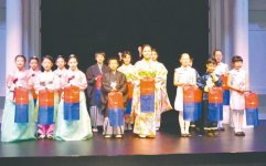 日本人学校の児童らが合唱で歓迎