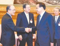 李首相と握手する三村会頭(左)