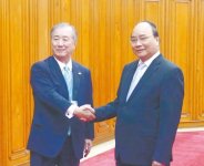 小林委員長と握手するベトナムのフック首相(右)
