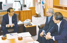 越智副大臣(左)に意見書を説明する西村委員長(右から2人目)、石田専務