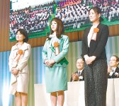 女性起業家大賞の受賞者(左から新谷さん、小林さん、藤岡さん)