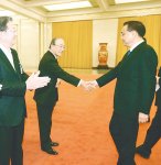 李首相(右)と握手する三村会頭