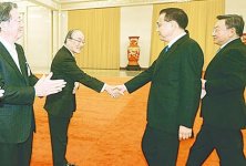 李首相（右から2人目）と握手する三村会頭