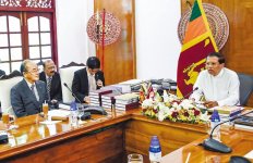 意見交換を行うスリランカのシリセーナ大統領(右)と三村会頭(左)