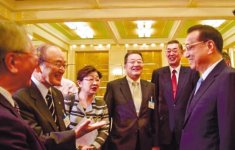 会談する李首相（右）と三村会頭（左から2人目）