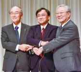 左から三村会頭、経済同友会の小林喜光代表幹事、日本経済団体連合会の中西宏明会長