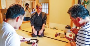 (写真2)九州教具株式会社　ホテルブリスヴィラ波佐見での茶道体験