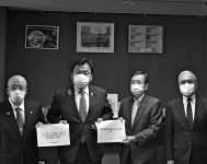 赤羽国交相（左から2人目）に要望書を手渡す篠辺委員長（左から3人目）