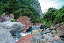 翡翠の原石が見られる「小滝川ヒスイ峡」