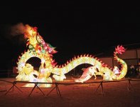 光り輝く巨大ドラゴンの展示