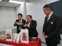 「地域商社構想」の第1弾として井筒屋が開発した商品を試食する武内市長と野畑副会頭