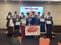 修了証を受け取った受講生は晴れやかな笑顔