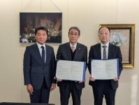 覚書を締結した小川会頭（中央）ら