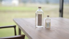 500ミリリットル瓶（左）と100ミリリットル瓶（右）。市内の飲食店でもお楽しみいただけます。