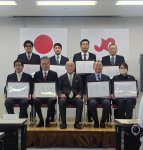 鹿児島県観光土産品公正取引協議会の渕本逸雄会長（前列中央）と入賞した各企業代表者
