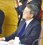 政労使会議で発言する岸田首相（左）と小林会頭