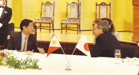 歓迎昼食会で懇談するマルコス大統領（左）と小林会頭