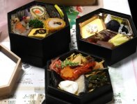 隠し寿司（手前）を含む「ハレBento」
